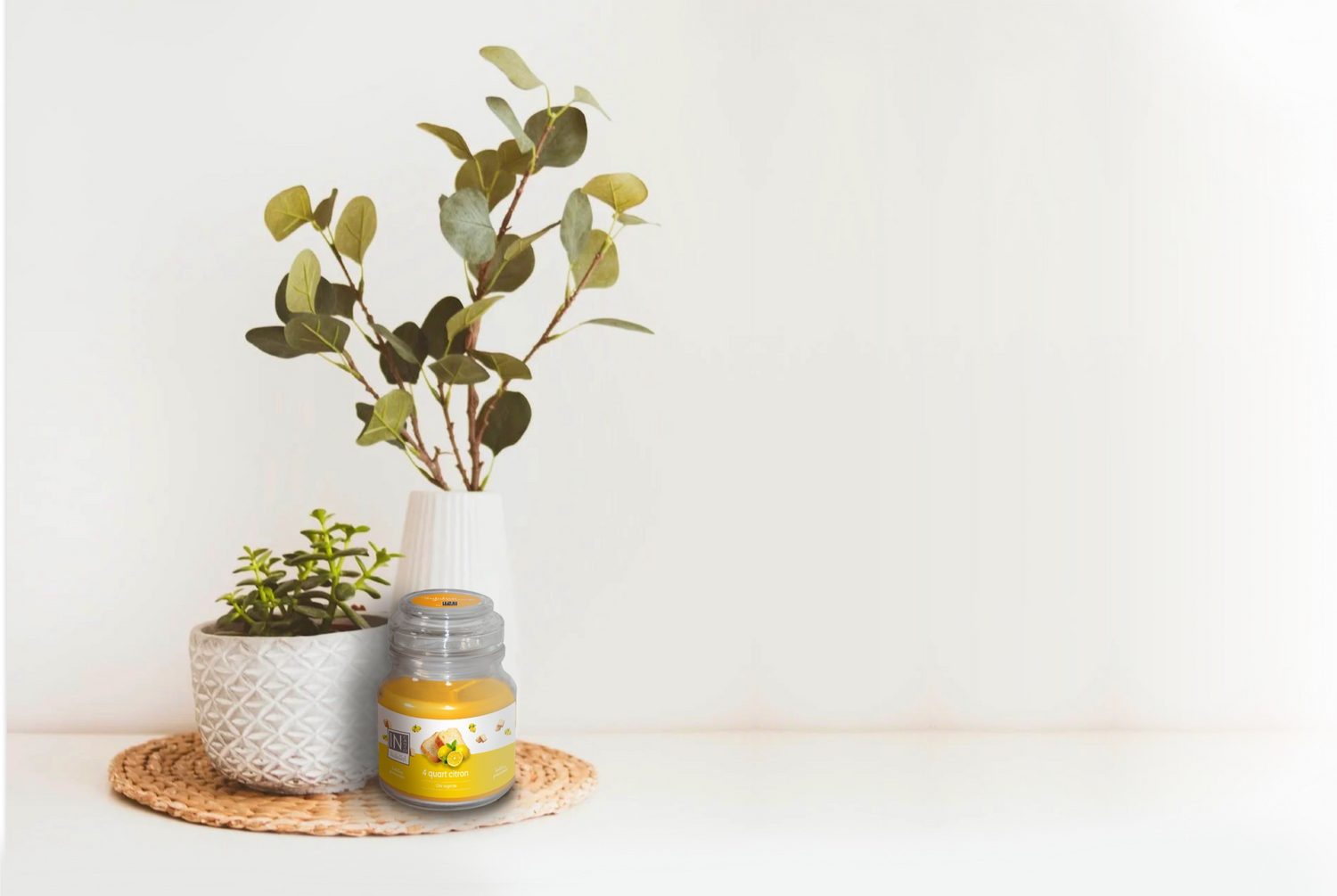 Image de présentation d'un bougie 4 quart citron près de deux vases.